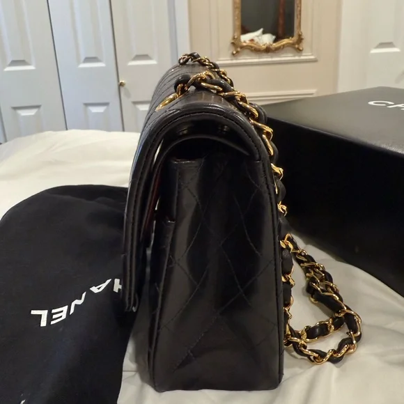 CHANEL Black lambskin medium classic flap - Picture 6 of 17